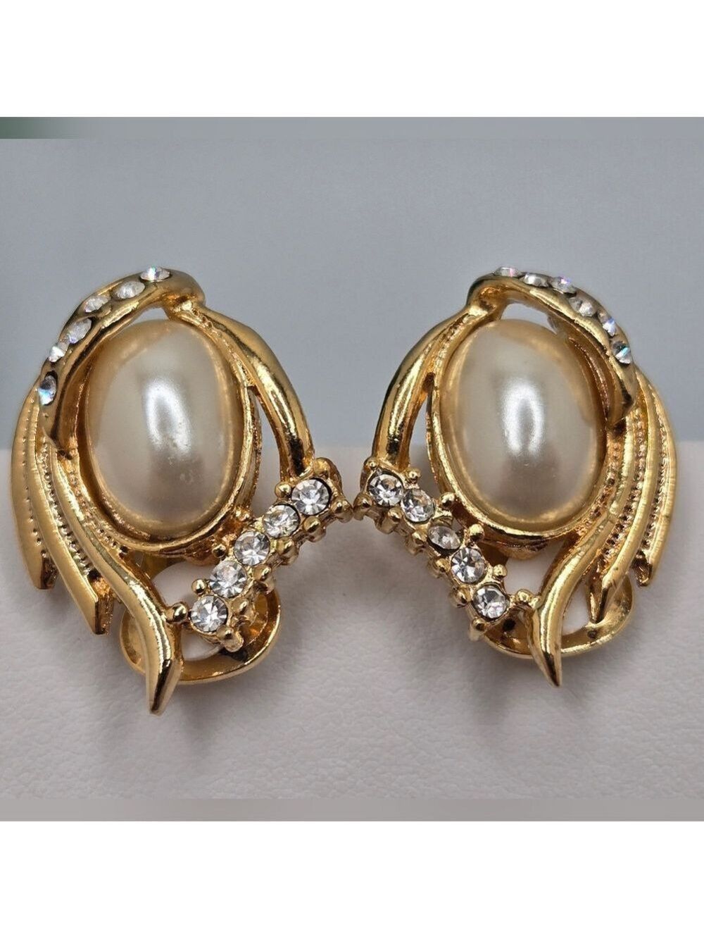 Vintage Faux Pearl Rhinestone Clip On Earrings Gold Tone 1"